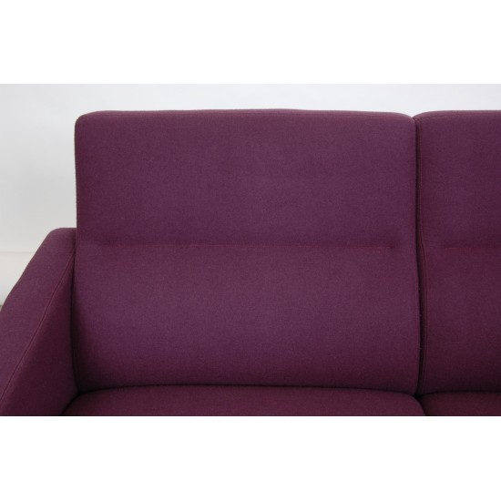 Arne Jacobsen Airport sofa 3302 in purple fabric For Sale CPH